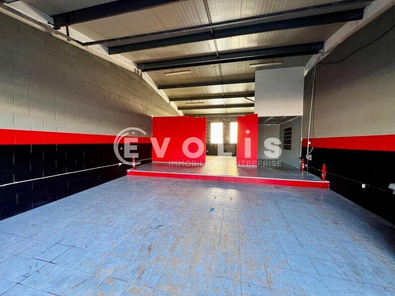 Flex in Linas for lease - Interior Photo - Image 2 of 5