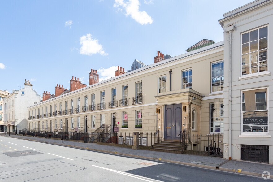 1-6 Clarence Para, Cheltenham à vendre - Photo principale - Image 1 de 2