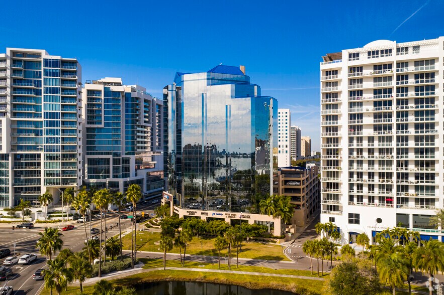 2 N Tamiami Trl, Sarasota, FL à louer - Photo du bâtiment - Image 3 de 11