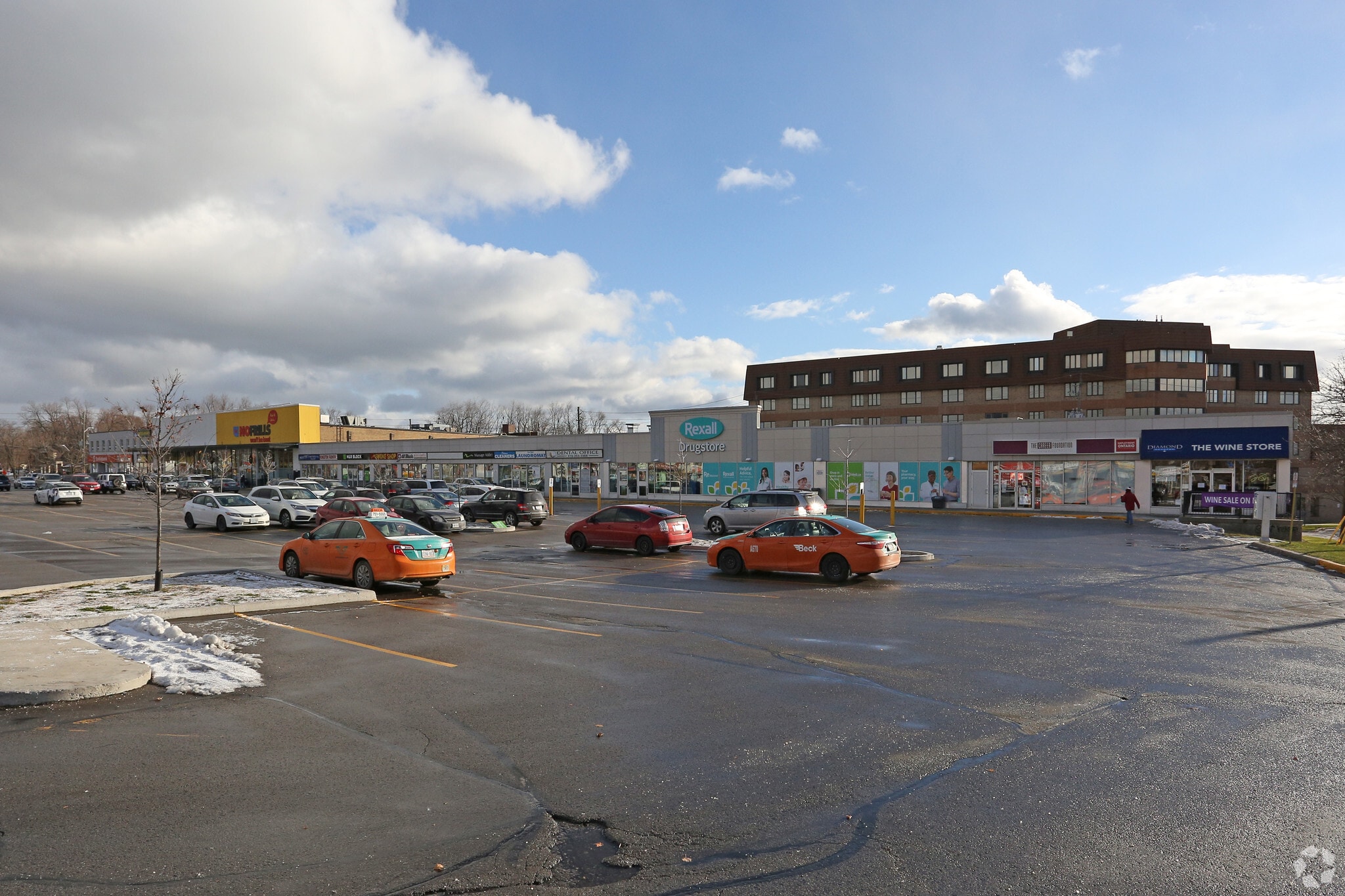 2435-2479 Kingston Rd, Toronto, ON for lease Primary Photo- Image 1 of 8