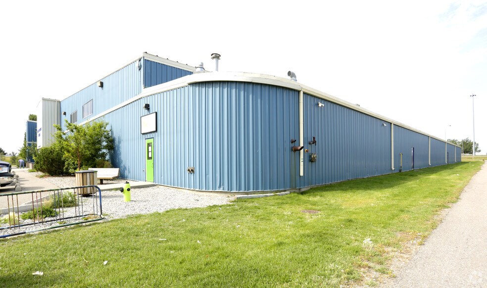 200 East Lake Cres NE, Airdrie, AB à louer - Photo du bâtiment - Image 2 de 15