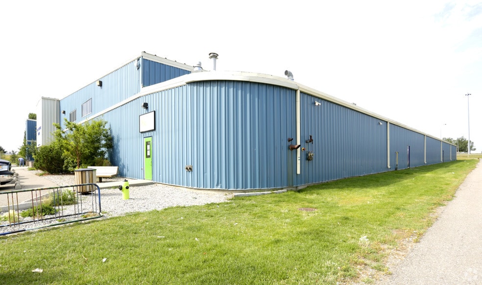 200 East Lake Cres NE, Airdrie, AB à louer - Photo du bâtiment - Image 2 de 6