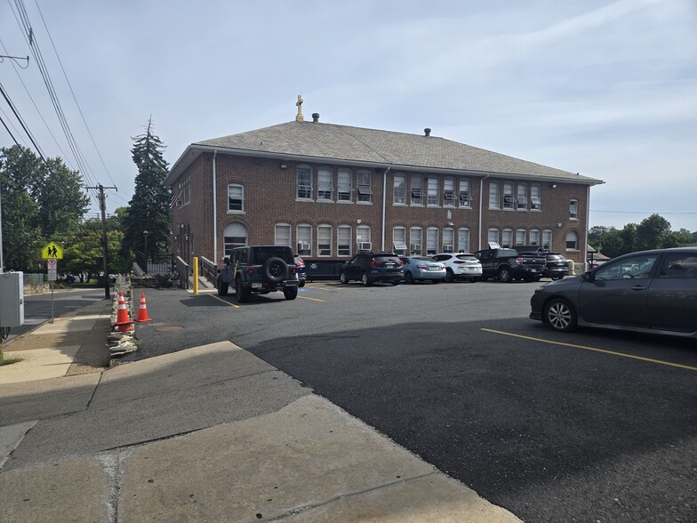 3400 Dennison Ave, Drexel Hill, PA à louer - Photo du bâtiment - Image 1 de 5