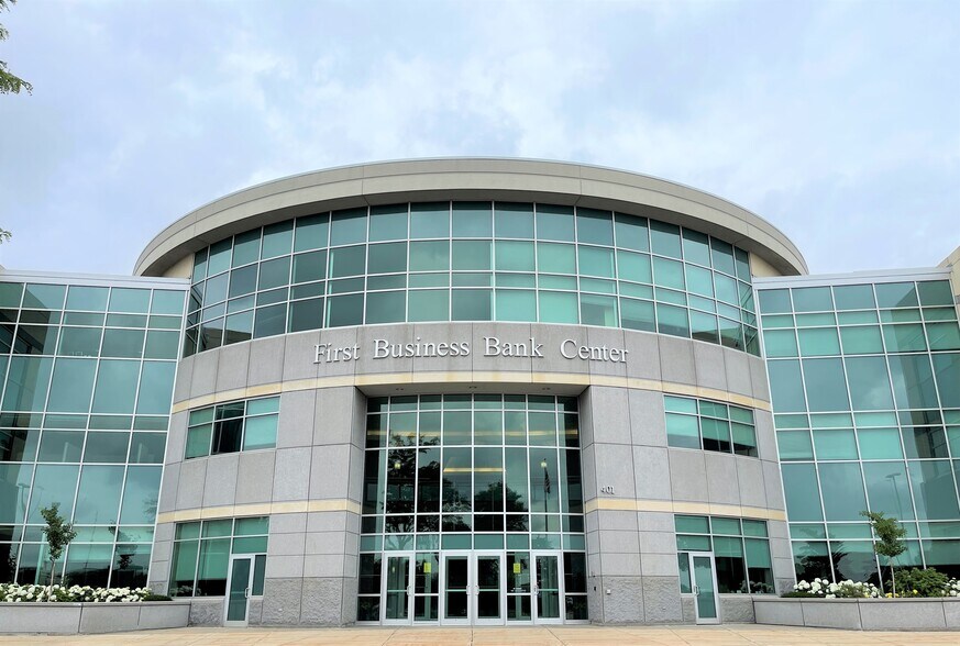 401 Charmany Dr, Madison, WI à louer - Photo du bâtiment - Image 2 de 6