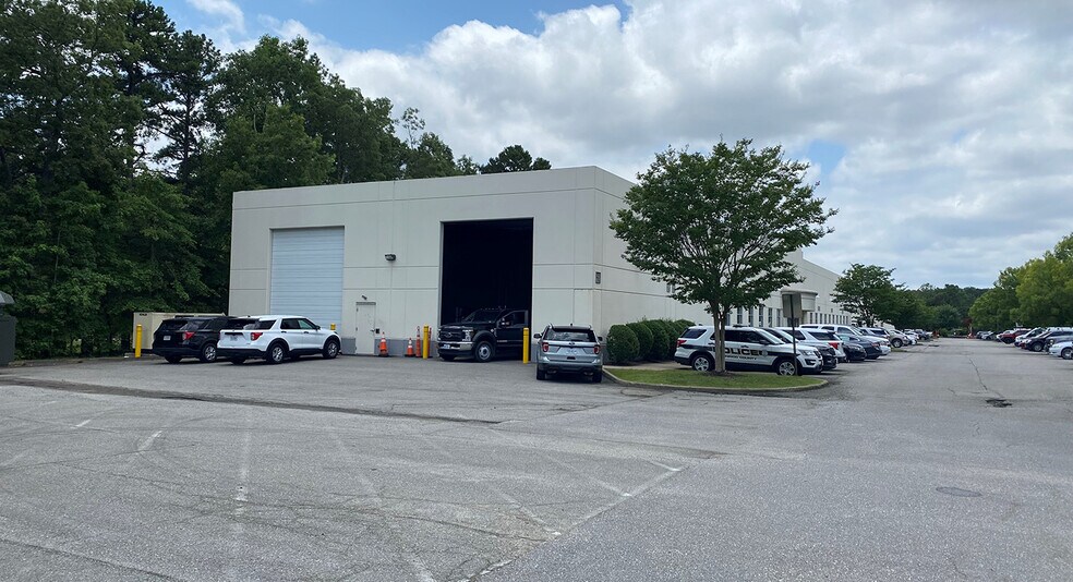 561 Eastpark Ct, Sandston, VA for lease - Building Photo - Image 2 of 7