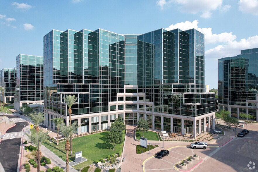 2425 E Camelback Rd, Phoenix, AZ à louer - Photo principale - Image 1 de 24