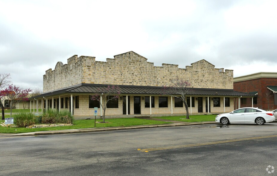 201-203 Stillwater, Wimberley, TX à vendre - Photo du bâtiment - Image 2 de 2