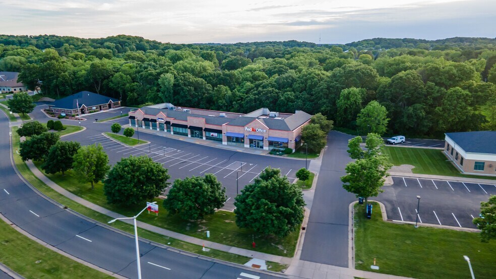 3418-3450 Oakwood Hills Pky, Eau Claire, WI à louer - Photo du bâtiment - Image 2 de 4