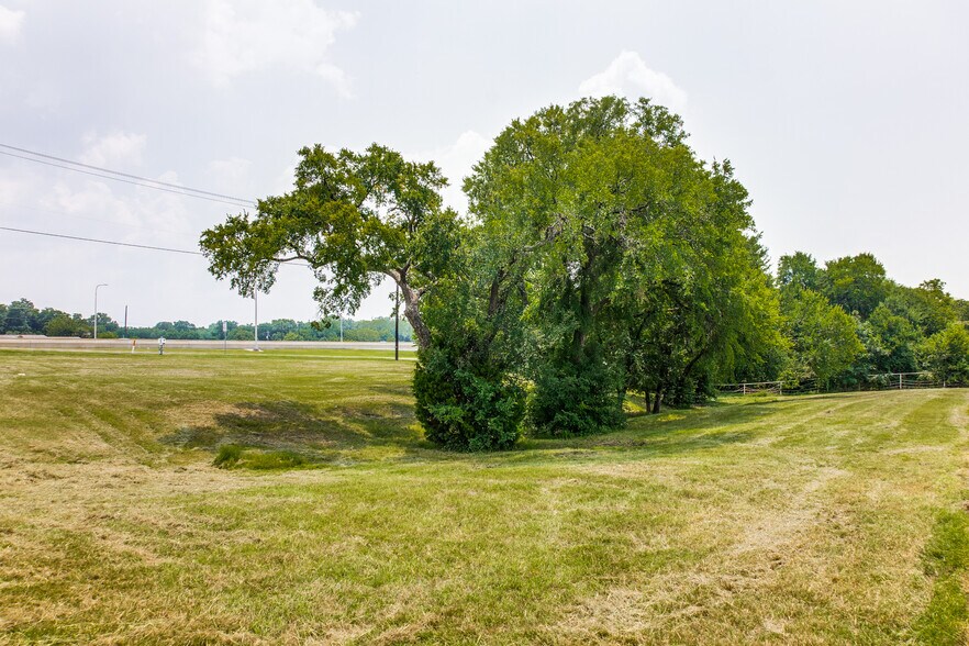 5901 President George Bush Highway, Rowlett, TX à vendre - Photo du bâtiment - Image 2 de 14