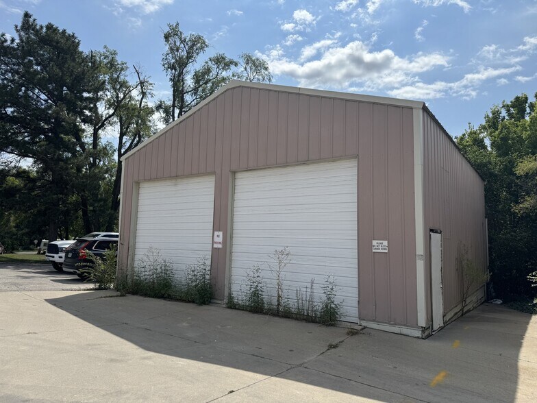 4215 Clifton Dr, Omaha, NE à vendre - Photo du bâtiment - Image 2 de 3