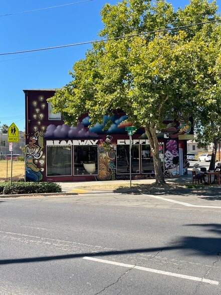 3200 Broadway portfolio of 3 properties for sale on LoopNet.ca - Building Photo - Image 2 of 12