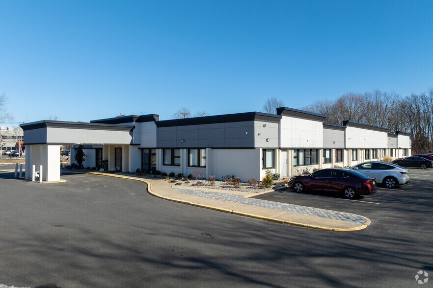 900 W Main St, Freehold, NJ à louer - Photo du bâtiment - Image 1 de 13