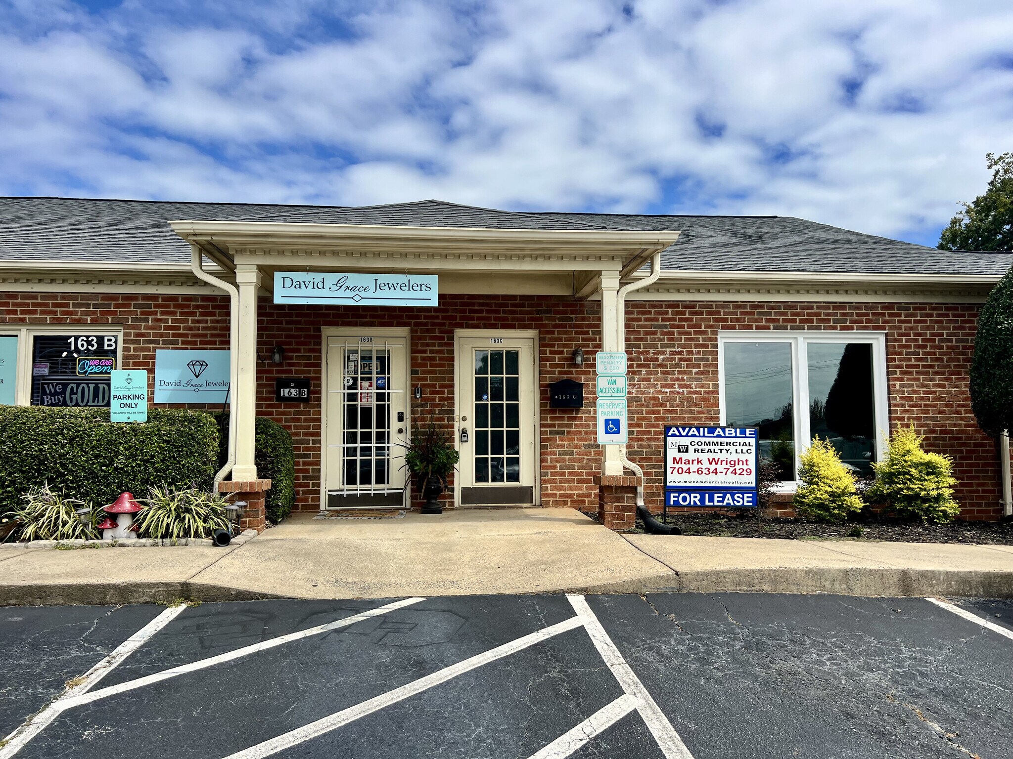163 S Trade St, Matthews, NC à vendre Photo du bâtiment- Image 1 de 1