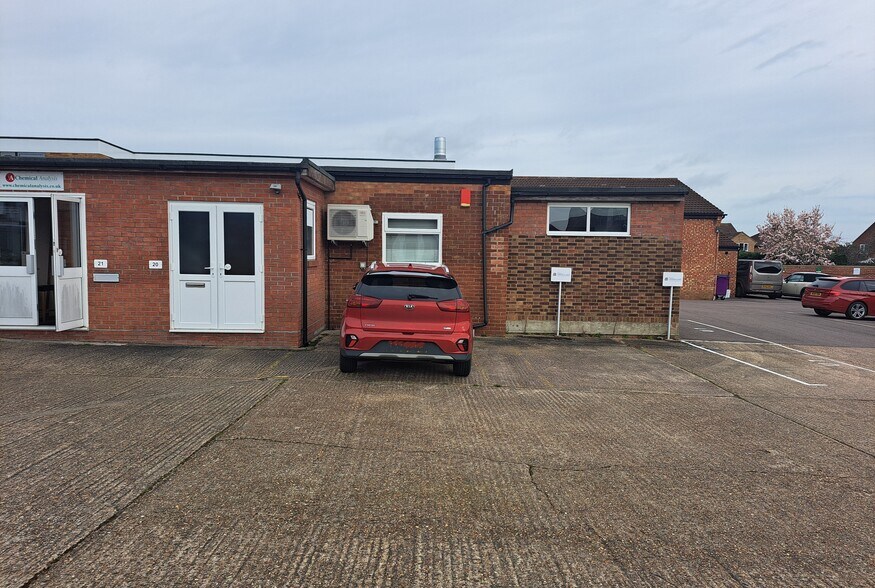 106A Bedford Rd, Wootton à louer - Photo du bâtiment - Image 2 de 3