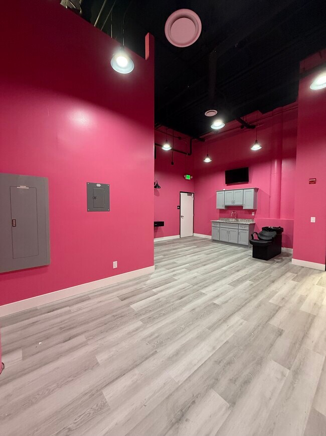 Plus de détails pour 1000 Railroad Ave, Pittsburg, CA - Commerce de détail à louer