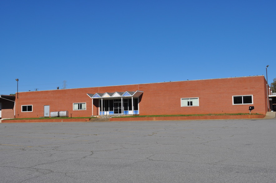 500 VC Dr, Martinsville, VA à louer - Photo du bâtiment - Image 2 de 6