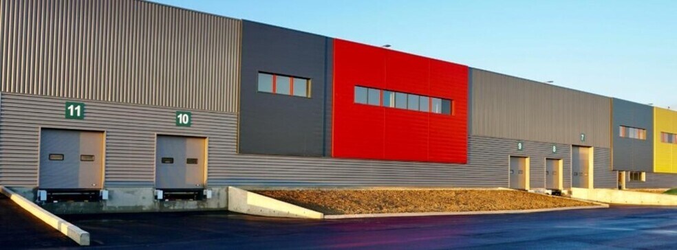 Flex in Louvres for lease - Building Photo - Image 2 of 4