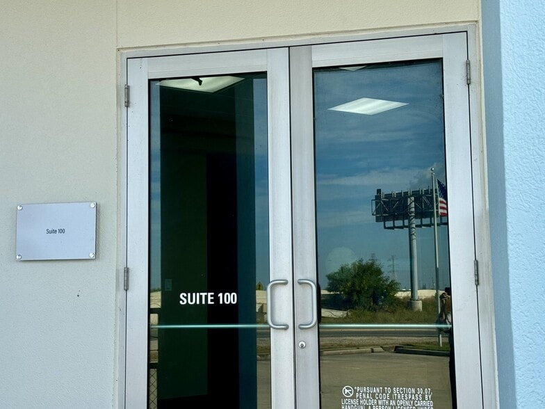 101 Tiki Dr, Tiki Island, TX for lease - Building Photo - Image 3 of 10