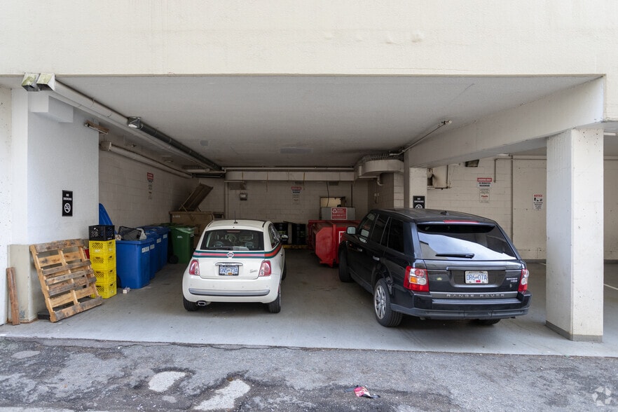 1681 Chestnut St, Vancouver, BC à louer - Photo du bâtiment - Image 3 de 7