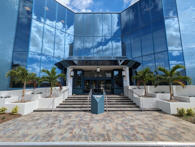 2100 SE Ocean Blvd, Stuart, FL à louer - Photo du bâtiment - Image 2 de 5