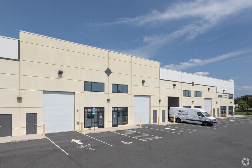 44900 Falcon Pl, Sterling, VA à vendre - Photo du bâtiment - Image 3 de 5