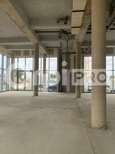 Retail in Merignac for lease - Interior Photo - Image 2 of 2