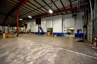 W395N5701 Frontier Rd, Oconomowoc, WI à louer Photo intérieure- Image 2 de 23