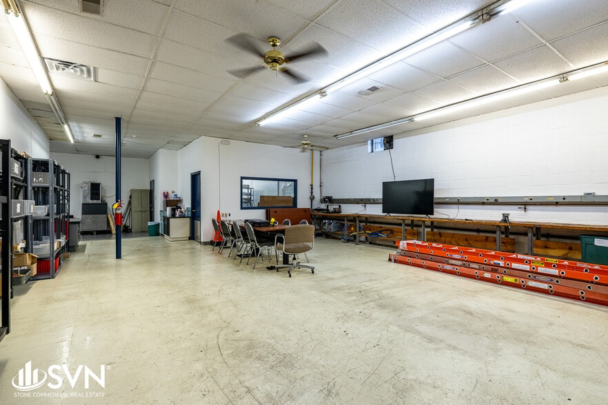 1051 Goodwin Dr, Lexington, KY for sale - Interior Photo - Image 3 of 10