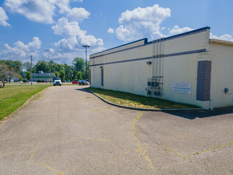 2052-2070 Romig Rd, Akron, OH à louer - Photo du bâtiment - Image 2 de 71