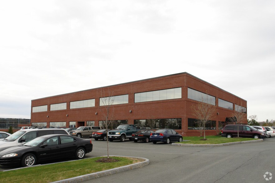 29 British American Blvd, Latham, NY à louer - Photo du bâtiment - Image 2 de 12