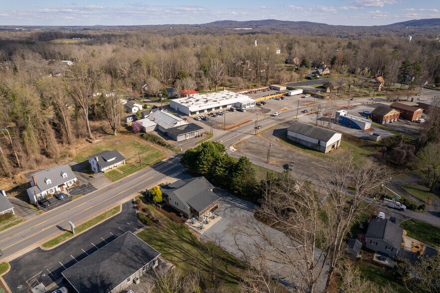 913 N Bridge St, Elkin, NC à vendre - Photo du bâtiment - Image 3 de 24