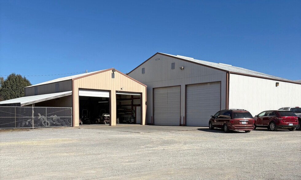 210 W Cole St, Moundridge, KS à vendre - Photo du bâtiment - Image 2 de 11