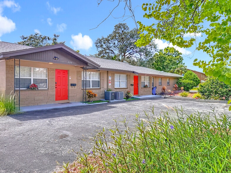 139 SE Jefferson Cir N, Saint Petersburg, FL à vendre - Photo du bâtiment - Image 3 de 52