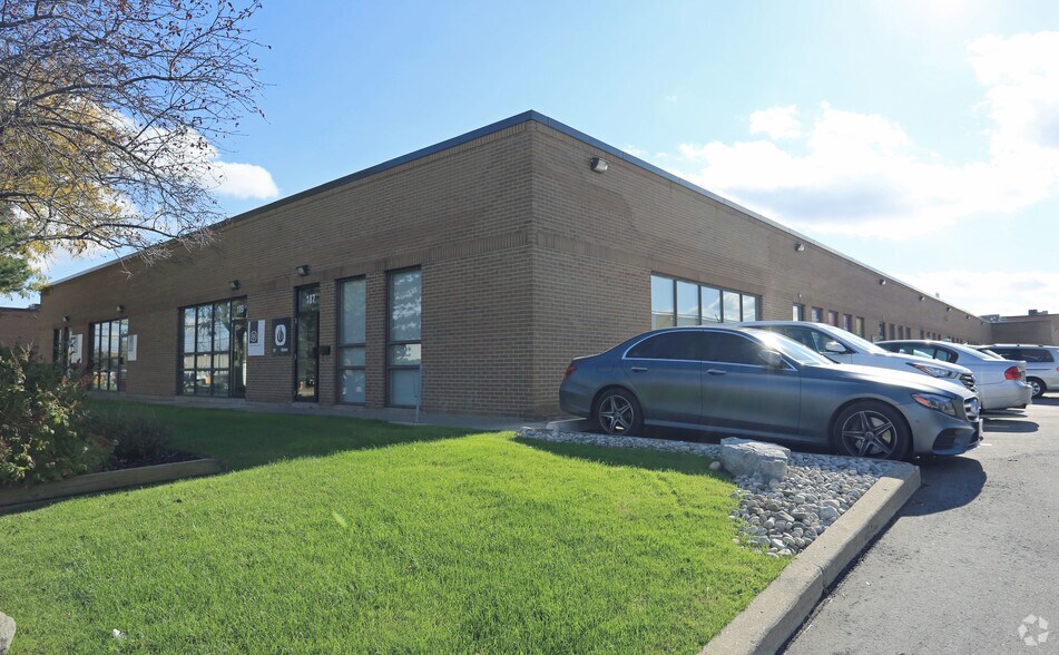 147-169 Denison St, Markham, ON à vendre - Photo du bâtiment - Image 2 de 2