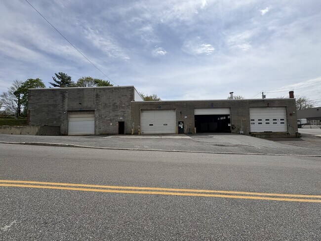 Plus de détails pour 35-39 Kiscona Rd, Mount Kisco, NY - Industriel à louer