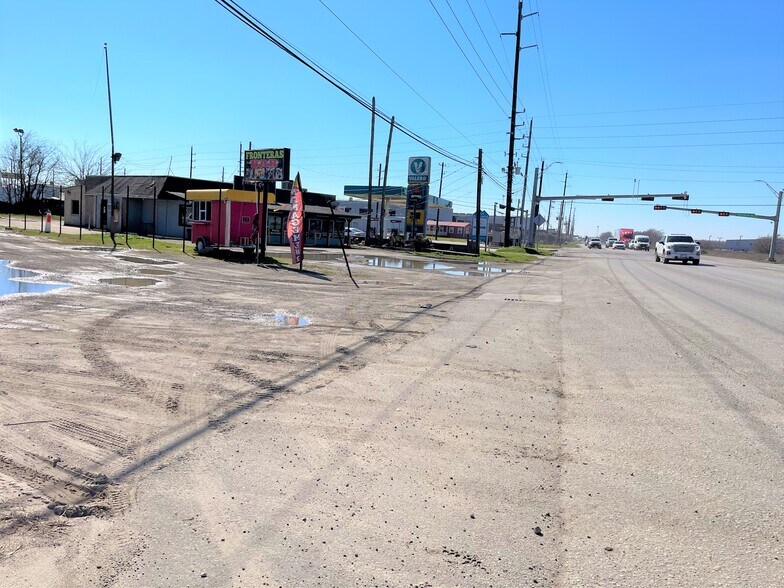 17422 Beaumont Hwy, Houston, TX à vendre - Photo du bâtiment - Image 2 de 15