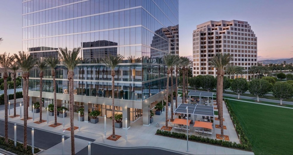 200 Spectrum Center Dr, Irvine, CA à louer - Photo du bâtiment - Image 1 de 29