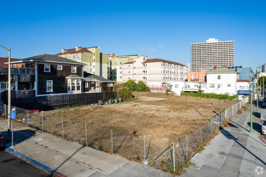 229 International Blvd, Oakland, CA à vendre - Photo principale - Image 2 de 17