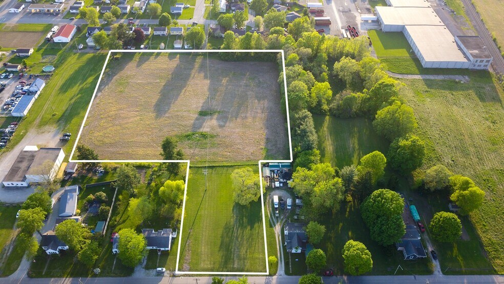 151 Fiant Street, Connersville, IN à vendre - Photo du bâtiment - Image 2 de 8
