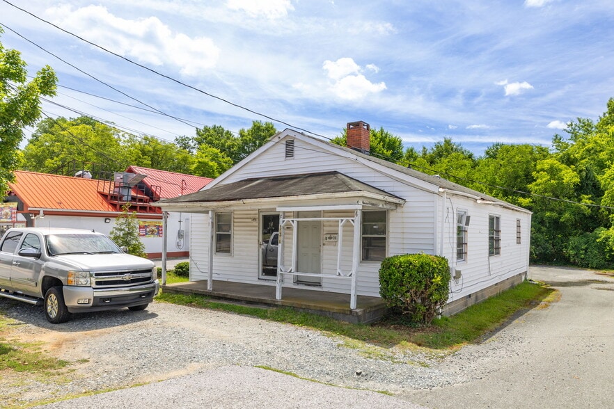 1938 E Market St, Greensboro, NC for sale - Building Photo - Image 2 of 9
