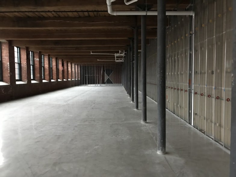 120 Main St, Saco, ME à louer - Photo intérieure - Image 3 de 5