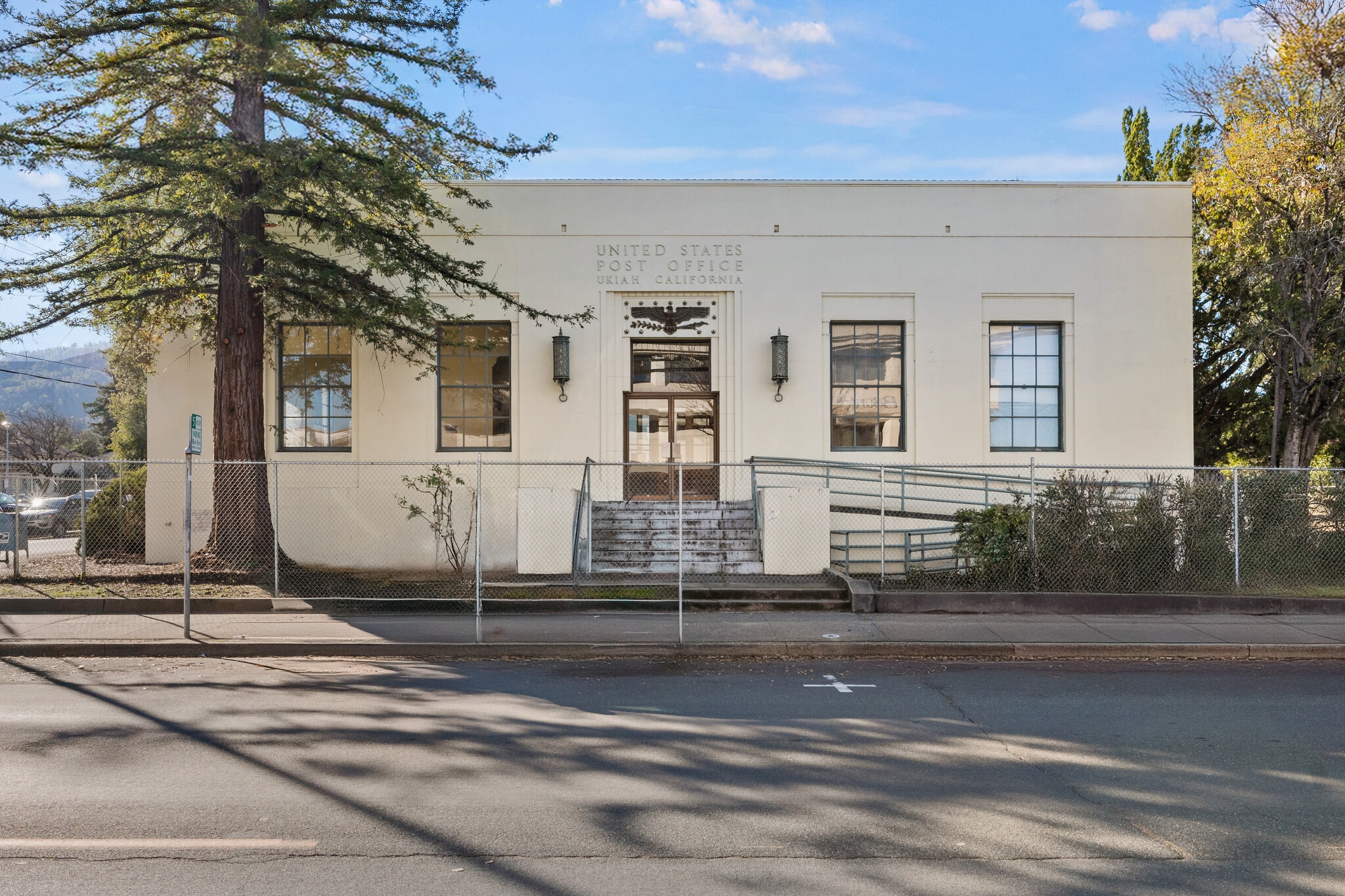 224 N Oak St, Ukiah, CA à louer Photo du bâtiment- Image 1 de 35