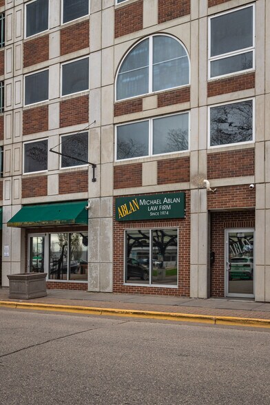 301-317 4th St S, La Crosse, WI à louer - Photo du bâtiment - Image 3 de 23