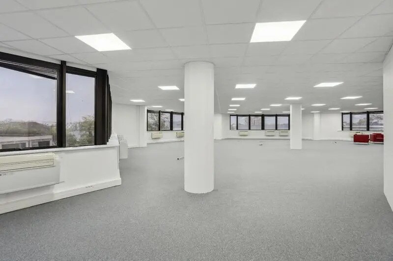 Office in Argenteuil for lease - Interior Photo - Image 2 of 9