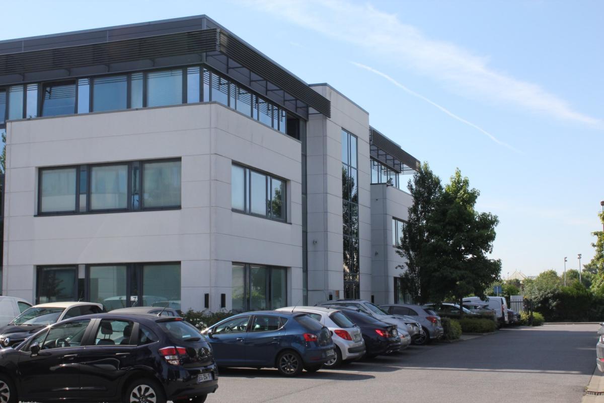 Office in Les Ulis for lease Building Photo- Image 1 of 11