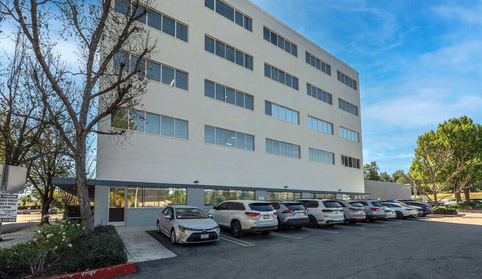 23101 Sherman Pl, Canoga Park, CA à louer - Photo du bâtiment - Image 2 de 10