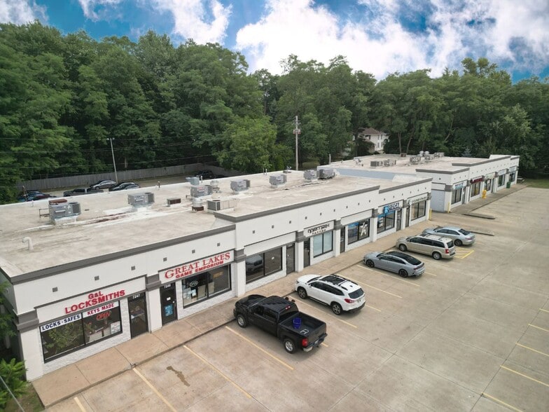 7247-7269 Center St, Mentor, OH for lease - Building Photo - Image 1 of 15