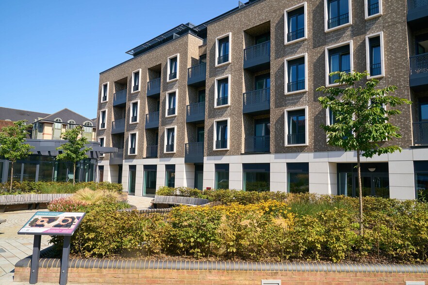 Bricket Rd, St Albans à louer - Photo du bâtiment - Image 2 de 14