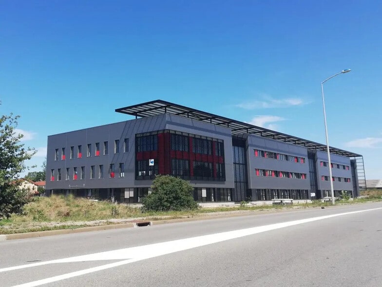 244 Rue Du Point Du Jour, Saint-Denis-lès-Bourg for lease - Building Photo - Image 3 of 25