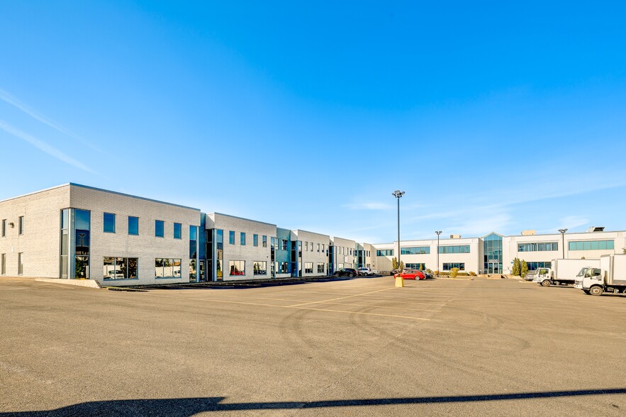 8740-8878 Blvd Pie-IX, Montréal, QC à louer - Photo du bâtiment - Image 3 de 32